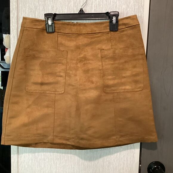 NWOT. Old Navy Faux Suede Gold Skirt in Women’s size 8 - Picture 1 of 8